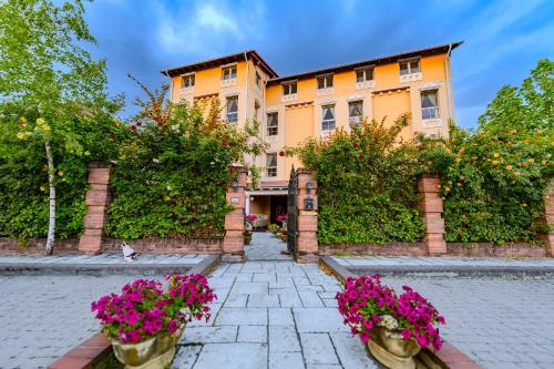 a building with flowers in front of it at Hotel Casa De La Rosa in Timişoara
