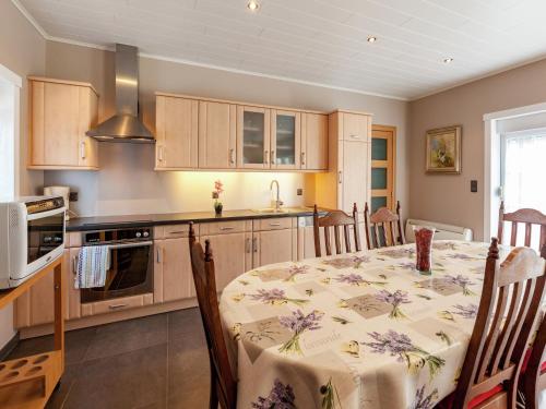 Kuchyň nebo kuchyňský kout v ubytování Cozy Cottage for 8 Guests