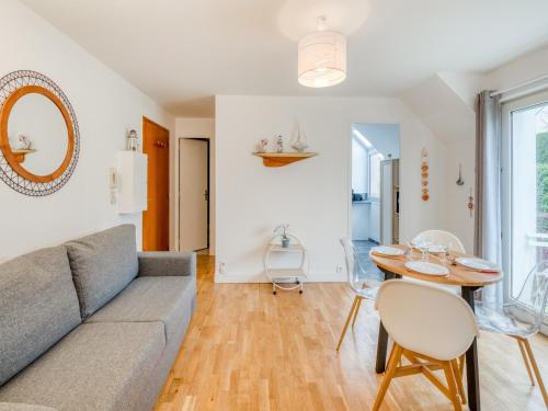 Area soggiorno di Apartment in Port-en-Bessin near Seashore