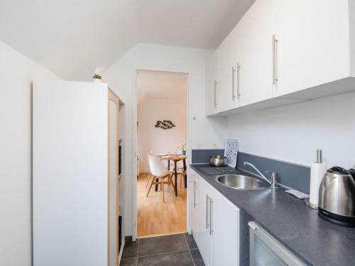 Cucina o angolo cottura di Apartment in Port-en-Bessin near Seashore