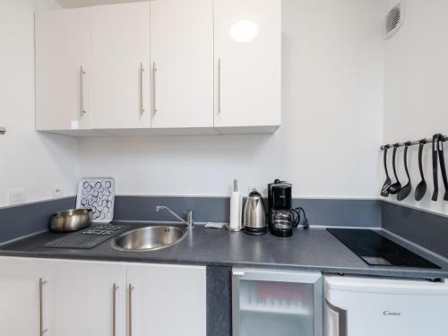 Cucina o angolo cottura di Apartment in Port-en-Bessin near Seashore