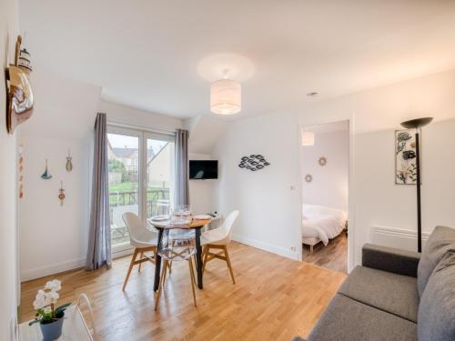 soggiorno e sala da pranzo con tavolo e sedie di Apartment in Port-en-Bessin near Seashore a Port-en-Bessin-Huppain