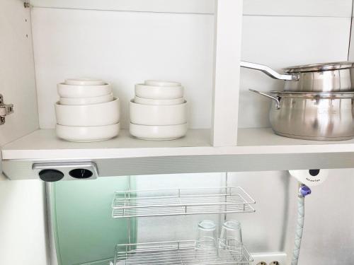 Una cocina o zona de cocina en Mother of pearl Stay