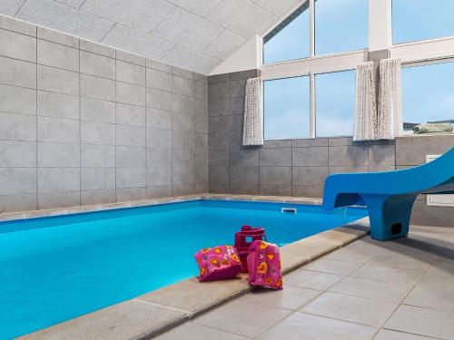 Swimmingpoolen hos eller tæt på 18 person holiday home in Hasselberg