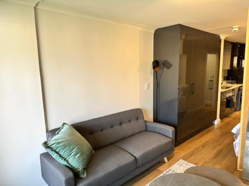 Ruang duduk di Newlands Peak Living Apartments