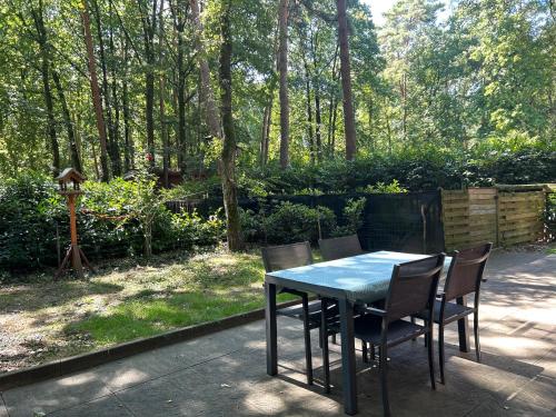 Taman di luar Het Zenhuisje