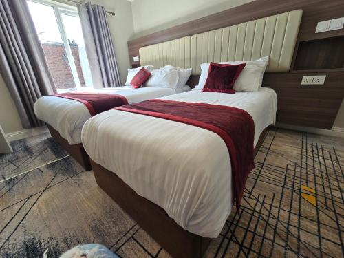 two beds in a hotel room with two at Double bedroom studios in Dublin