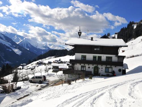 ein Gebäude auf einem schneebedeckten Berg in der Unterkunft Apartment in Hollersbach near Ski Slopes in Bramberg am Wildkogel