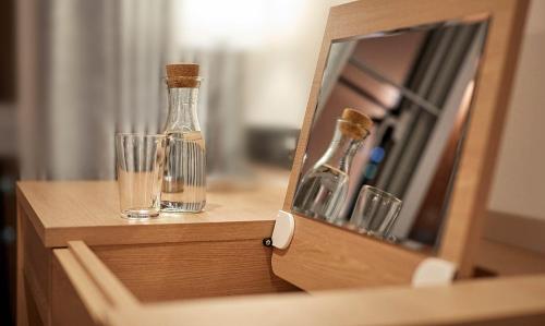 a wooden box with two bottles and glasses on it at Staz Hotel Premier Dongtan in Hwaseong