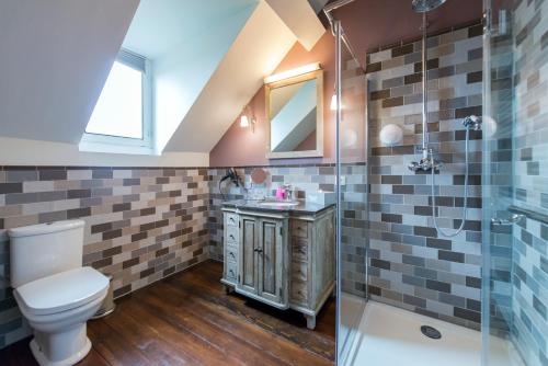 a bathroom with a toilet and a shower at Boutique Hotel Huys van Steyns in Tongeren