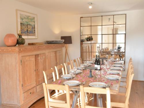 Un comedor con una mesa larga con sillas. en Peaceful Holiday Home, en Rochefort