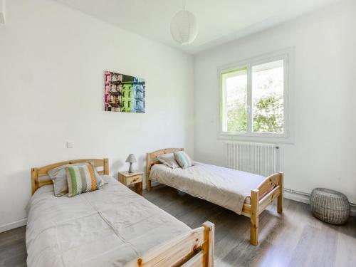 Katil atau katil-katil dalam bilik di Holiday Home in Barry-d'Islemade with Pool