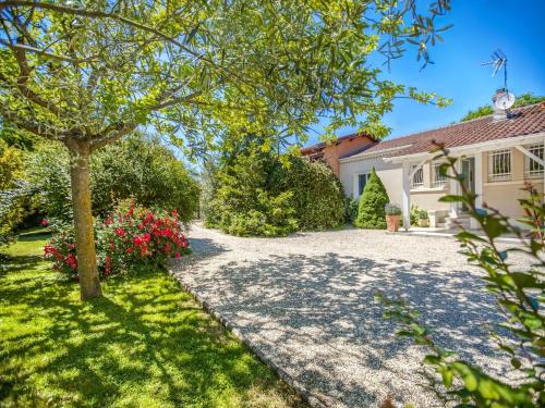 Taman di luar Holiday Home in Barry-d'Islemade with Pool