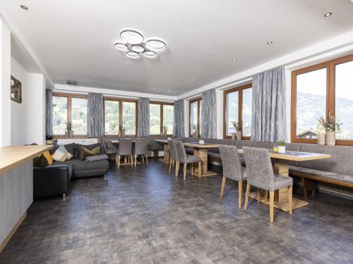 ein Esszimmer mit einem langen Tisch und Stühlen in der Unterkunft Moiklerhof holiday home in Ramsau im Zillertal in Ramsau im Zillertal
