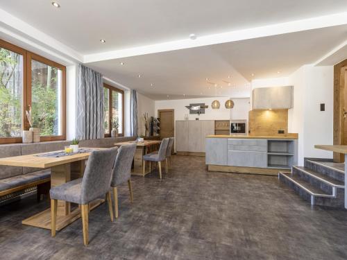 eine Küche und ein Esszimmer mit Tisch und Stühlen in der Unterkunft Moiklerhof holiday home in Ramsau im Zillertal in Ramsau im Zillertal