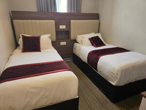 two beds in a hotel room with two at Double bedroom studios in Dublin