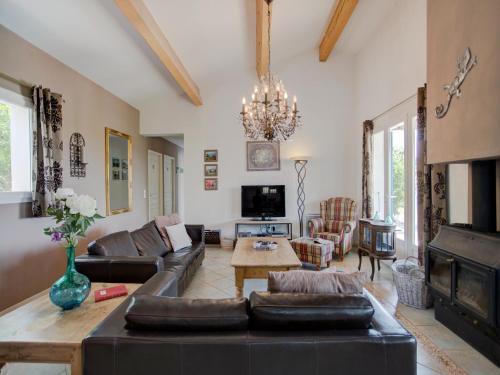una sala de estar con un sofá y una mesa en Stylish Family Villa in Félines, en Félines-Minervois