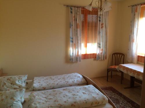 Letto o letti in una camera di Ferienwohnung am Bauernhof Straßonig vulgo Hornis