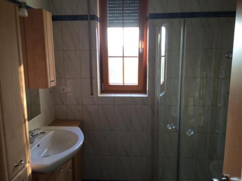 A bathroom at Ferienwohnung am Bauernhof Straßonig vulgo Hornis