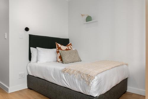 Katil atau katil-katil dalam bilik di Newlands Peak Living Apartments