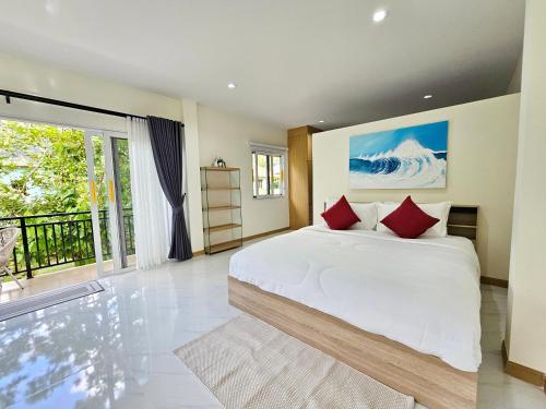 Postel nebo postele na pokoji v ubytování Kamala Green View Pool Villa