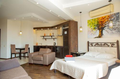 una camera da letto con un letto, un divano e un tavolo di Doba In Ua Most-Sity Apartments a Dnipro