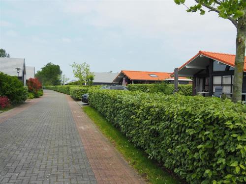 Κήπος έξω από το Holiday Home in Kattendijke near Oosterschelde