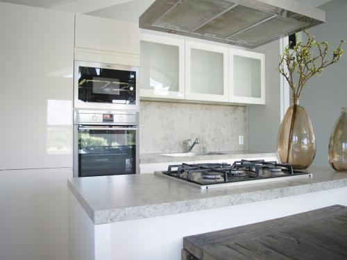Η κουζίνα ή μικρή κουζίνα στο Holiday Home in Kattendijke near Oosterschelde