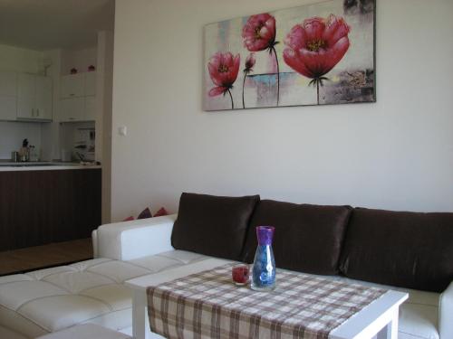 una sala de estar con un sofá y una mesa en Two-Bedroom Apartment Donika, en Tsarevo