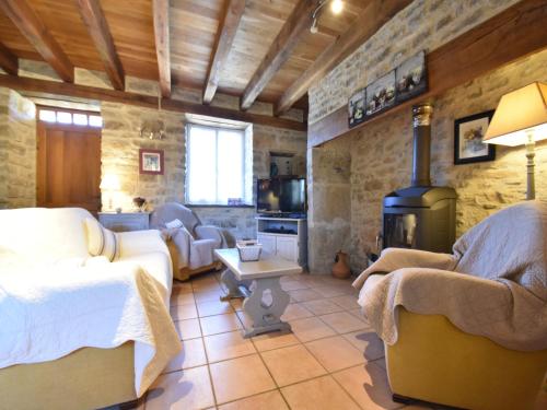 un soggiorno con stufa a legna in camera di Holiday Home in Gramat with Private Pool a Rignac