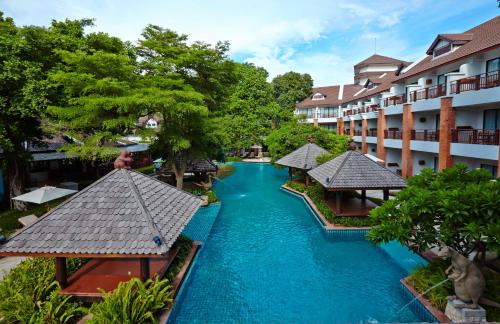 Bazén v ubytování Woodlands Hotel and Resort Pattaya nebo v jeho okolí