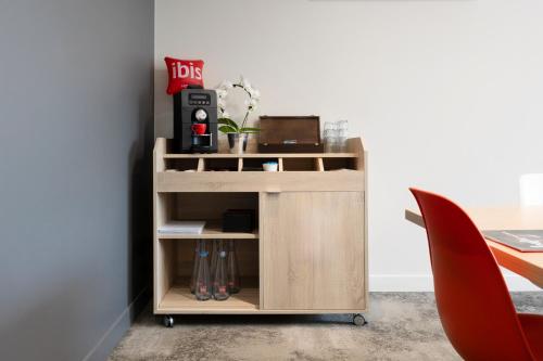 a wooden cart in a room with a desk at ibis Nancy Centre Gare et Congres in Nancy