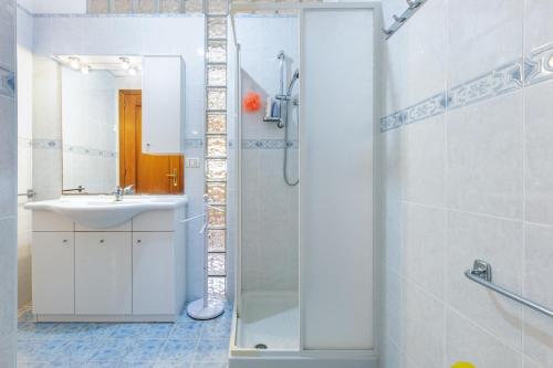 un baño con lavabo y ducha en GuestHost - Tabarka's House, en Carloforte