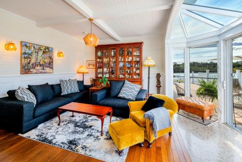 Χώρος καθιστικού στο The River House River Suite