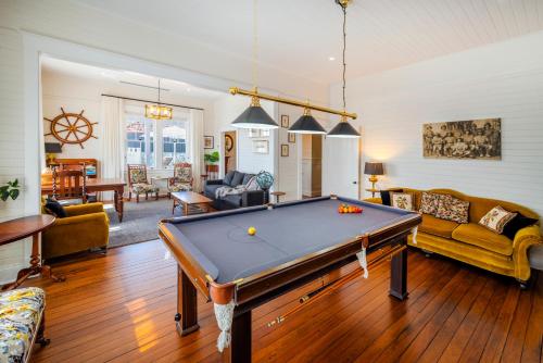 Χώρος καθιστικού στο The River House River Suite