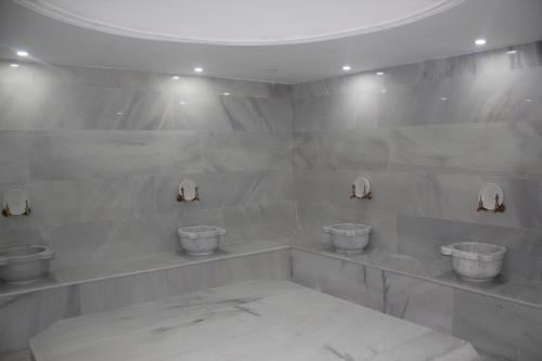 Baño con 4 cubos en la pared en YZE Pırlanta Hotel en Malatya