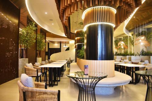 a restaurant with tables and chairs and a large fountain at Azzurro Hotel in Angeles