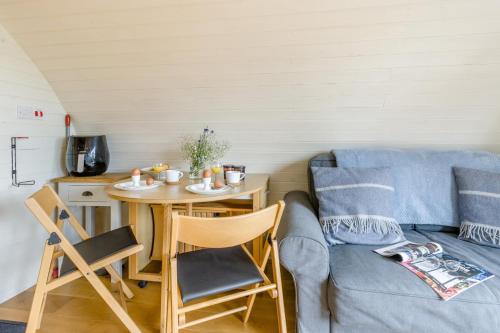 Posezení v ubytování 1 Bed in Garth oc-h32701