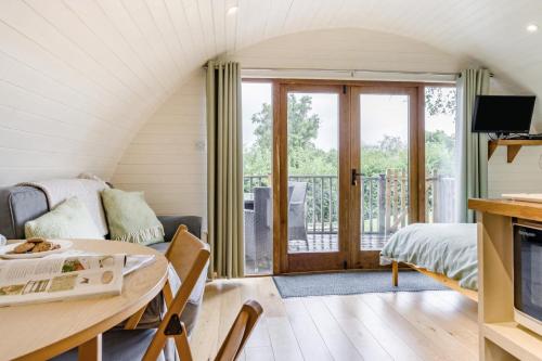 Μια τηλεόραση ή/και κέντρο ψυχαγωγίας στο 1 Bed in Garth oc-k32702