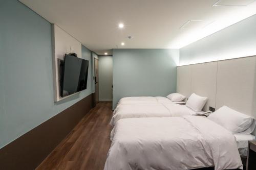 Un ou plusieurs lits dans un hébergement de l'établissement Dongdaemun Tourist Hotel