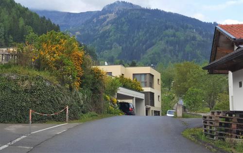 an empty street with a mountain in the background at Ferienwohnung Dolomitenpanorama in Oberlienz