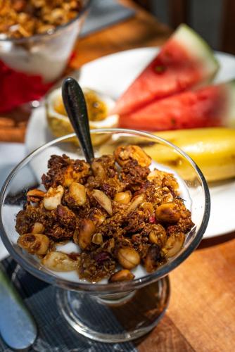 een schaal noten en fruit op een tafel bij Hakuna Matata Boutique in Paje