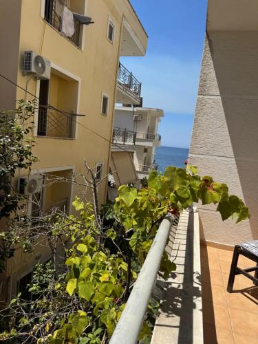 uitzicht op de oceaan vanaf het balkon van een gebouw bij Travellers Room in Sarandë