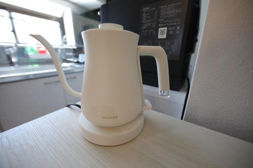 a white blender sitting on top of a counter at 戸建て貸切宿 サウナ ジャグジー BBQ 最大8名 駐車場2台 HOTEL DREAM MUSIC Minami-Kujūkuri in Shirako