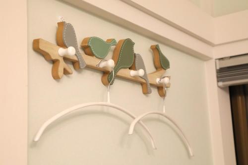 a shelf with birds on it on a wall at 戸建て貸切宿 サウナ ジャグジー BBQ 最大8名 駐車場2台 HOTEL DREAM MUSIC Minami-Kujūkuri in Shirako
