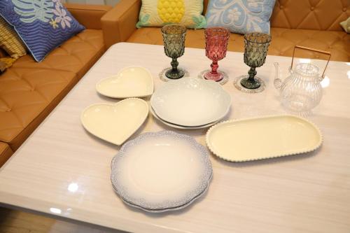 a table with white plates and hearts on it at 戸建て貸切宿 サウナ ジャグジー BBQ 最大8名 駐車場2台 HOTEL DREAM MUSIC Minami-Kujūkuri in Shirako