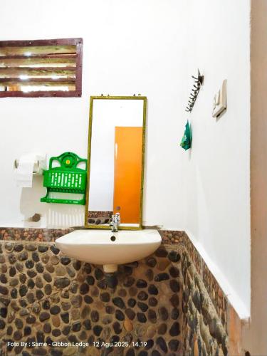 Bilik mandi di Batu Katak - Gibbon Guesthouse