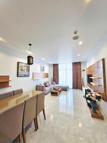 Μια τηλεόραση ή/και κέντρο ψυχαγωγίας στο Ocean Vista Beach Front Apartment