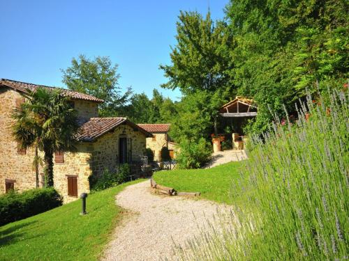 Taman di luar Holiday house overlooking lake near Tuscany
