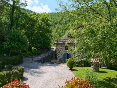Taman di luar Holiday house overlooking lake near Tuscany